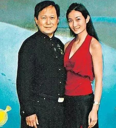 武打女神李赛凤情史大揭秘，干儿子半裸藏衣柜她的故事无人可知…