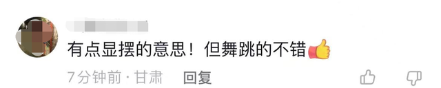 知名主持人周群惹争议！在高铁上不顾场合热舞，扭腰摆手放飞自我