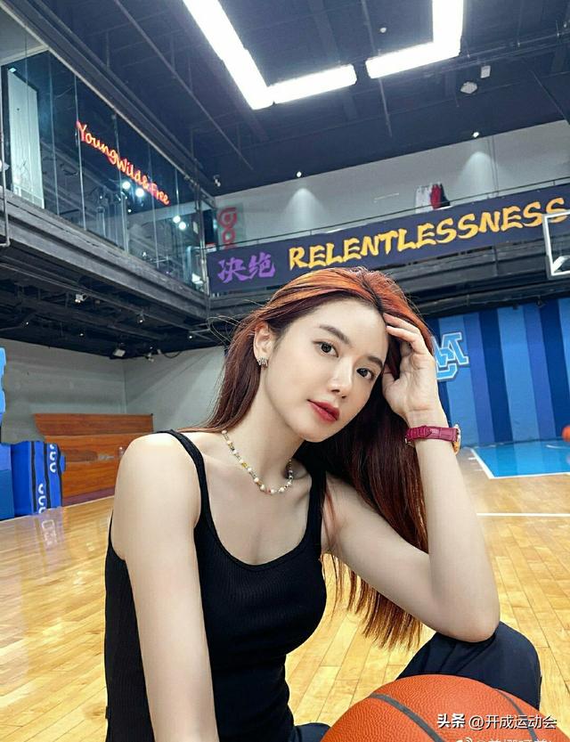 腾讯NBA女主播的白马王子，出现了吗美娜：遇见第一棵圣诞树