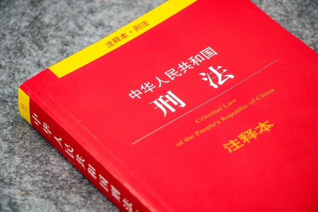 人神共愤！被撞身亡小学生母亲坠楼身亡，因穿着精致遭恶意网暴！