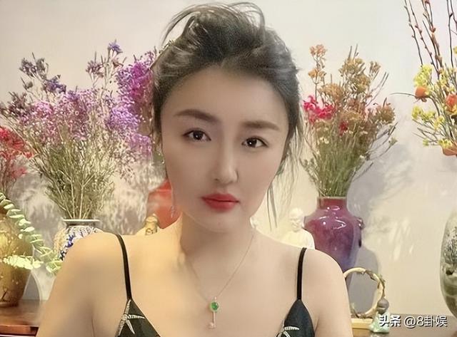 金玫玫的小翘臀，关婷娜的大胸怀，组成了象牙山最美母女