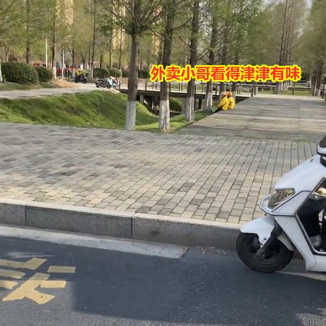 女子穿高叉旗袍跳舞，外卖小哥路过外卖都不想送了，看得津津有味