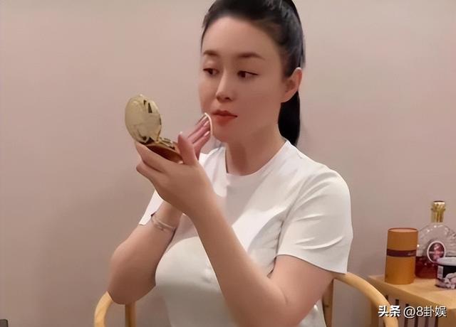 金玫玫的小翘臀，关婷娜的大胸怀，组成了象牙山最美母女