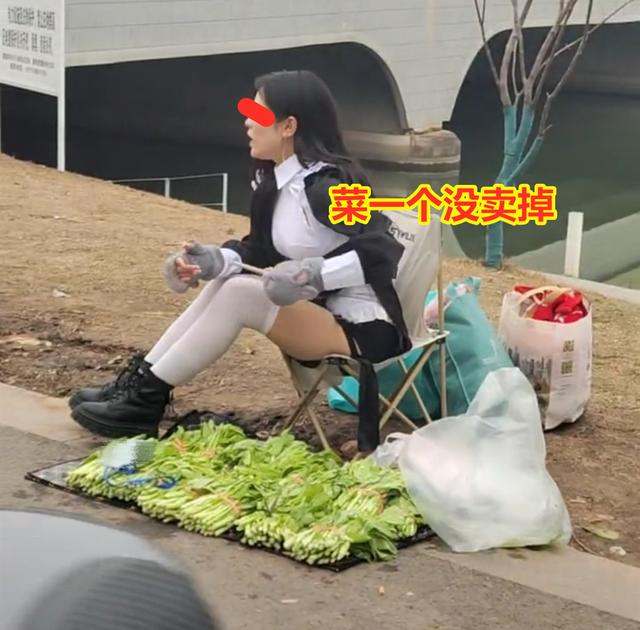 女子寒风中直播卖菜，半天没卖掉一棵，网友：我去买她却叫我滚开