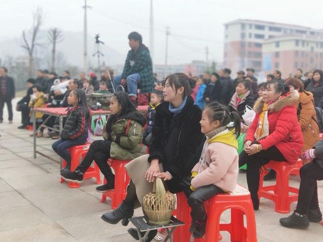 湖南沅陵：七甲坪镇大型山歌村晚，土家村民欢天喜地共度新春佳节