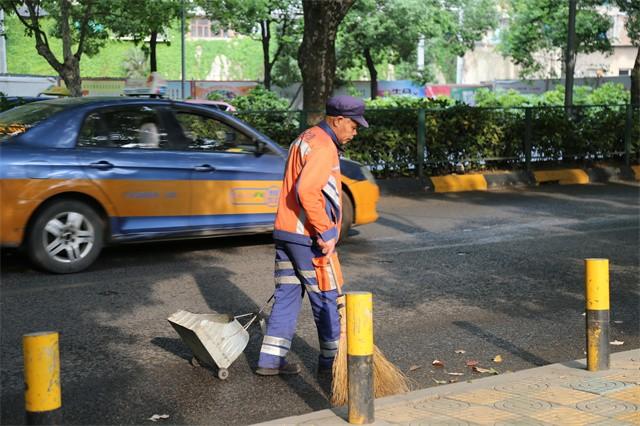 硕士中年失业开摩的，女大学生代驾洗车，请尊重每个手心朝下的人