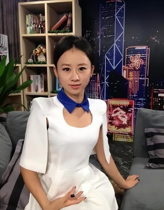 22岁美女主持做高官情妇，四年花费上千万，索婚不成曝光亲密照