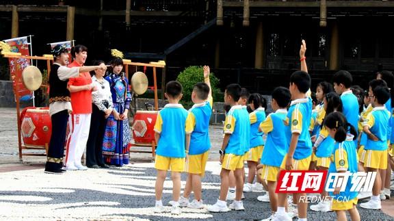 湖南国际频道《童趣成长营》在龙山开机 奥运冠军同行