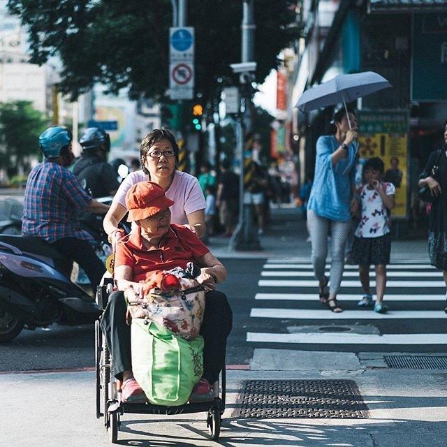 硕士中年失业开摩的，女大学生代驾洗车，请尊重每个手心朝下的人