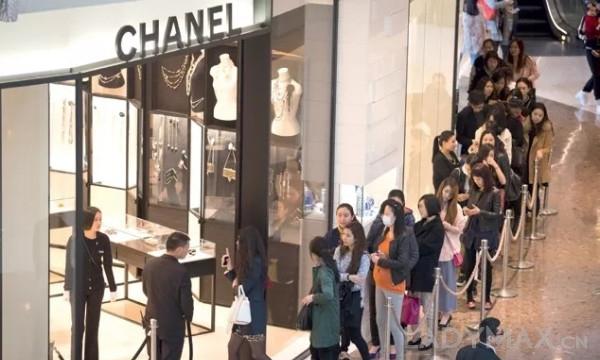 收入逼近100亿美元！Chanel