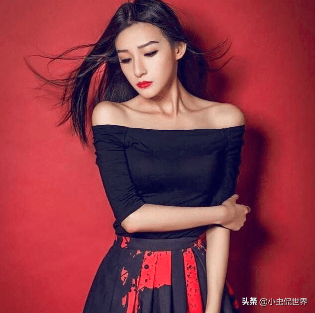 90后央视美女主持，T台走秀泳裤滑落，事后采访回应：谁爱看谁看