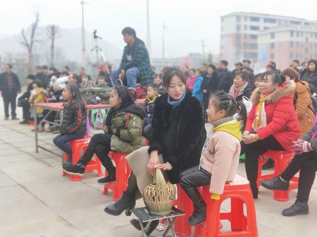 湖南沅陵：七甲坪镇大型山歌村晚，土家村民欢天喜地共度新春佳节