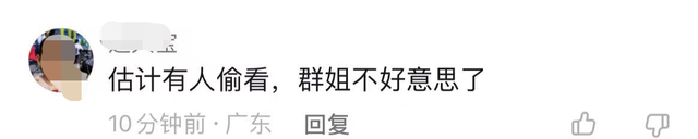 知名主持人周群惹争议！在高铁上不顾场合热舞，扭腰摆手放飞自我