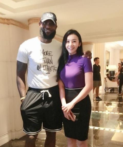 豪放！NBA女主播为展现身材脱衣秀肌肉，詹姆斯见她手都要插兜！