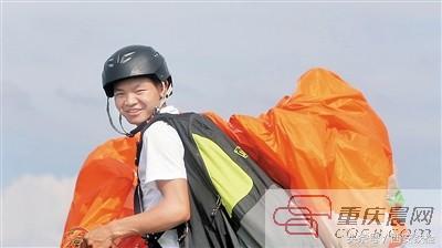 90后小伙办滑翔伞基地圆飞翔梦 带着老父亲飞天