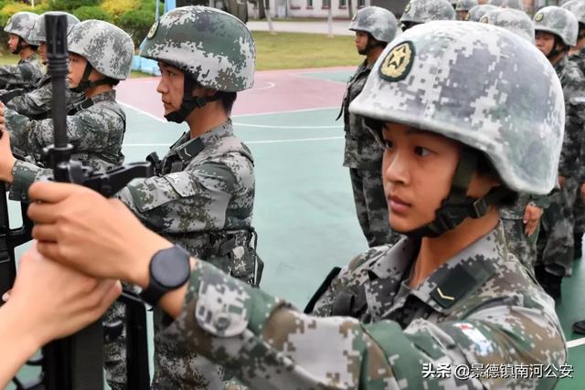 从百万粉丝游戏女主播，到远火炮长，20岁女兵火了！