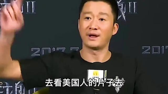 杨颖带头捧场韩团，表情做作被骂翻，网友：好了伤疤忘了疼