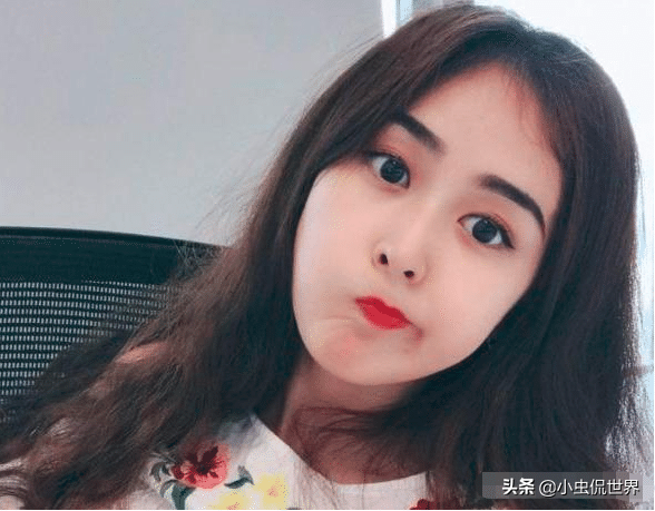 90后央视美女主持，T台走秀泳裤滑落，事后采访回应：谁爱看谁看