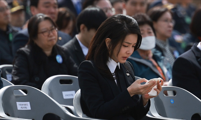 韩第一夫人有神仙颜值就是任性！营业时擦鼻子，象牙白套装太仙了