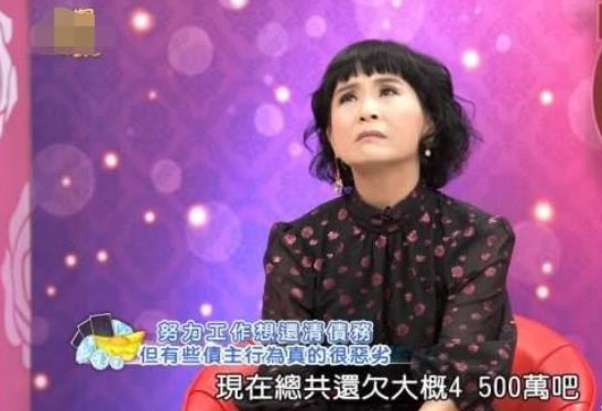 女星落魄后卖内裤为生，为推销产品当众掀衣，强忍男顾客咸猪手