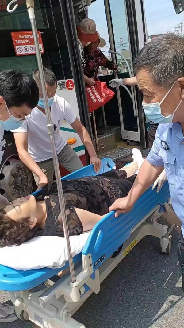 大连408路公交车上，女乘客：“我不行了！”随后……