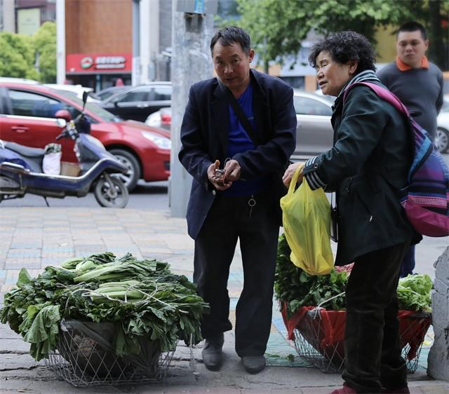 硕士中年失业开摩的，女大学生代驾洗车，请尊重每个手心朝下的人