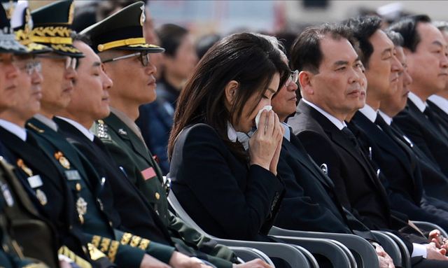 韩第一夫人有神仙颜值就是任性！营业时擦鼻子，象牙白套装太仙了