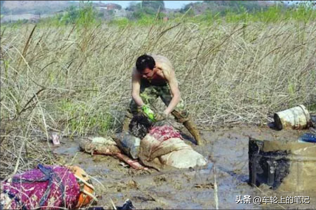 武汉矿场芦苇荡传出呼救声，一女子深陷沼泽中，救援发现竟是孕妇