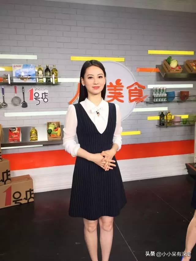 东方卫视主持人麻伊琳，她曾经风光出嫁，离婚后独自抚养儿子长大