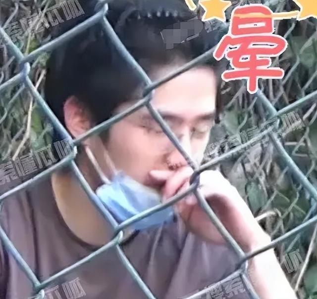 滤镜碎了！刘昊然抠脚趾闻手被嘲不卫生，30双回锅袜打碎澄清回应