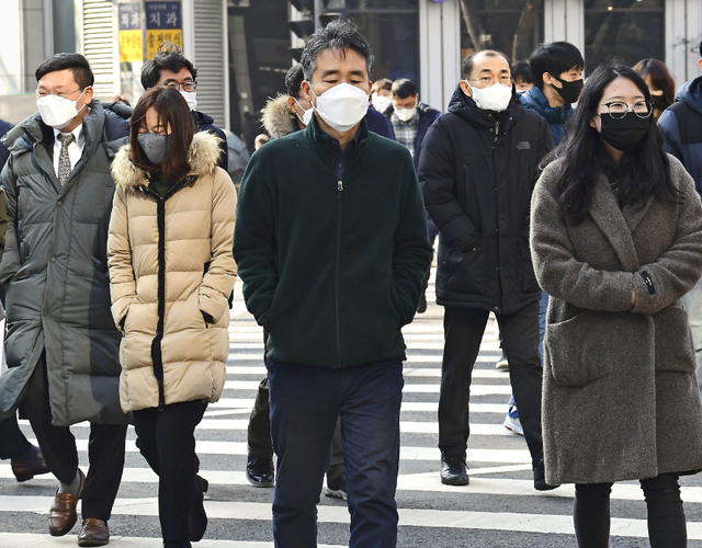 舞台上舔手摸下体，韩国人气女爱豆校庆表演被骂不堪入目