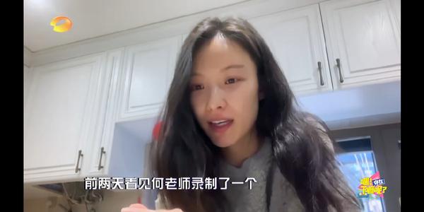 倪妮在家直播做美食，看到她32岁的素颜脸，网友：这也太实诚了吧