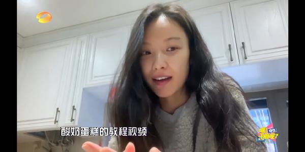 倪妮在家直播做美食，看到她32岁的素颜脸，网友：这也太实诚了吧