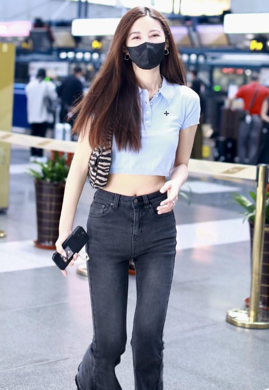 韩国女星吴优身穿蓝色Crop top+牛仔喇叭裤，尽显热辣身材