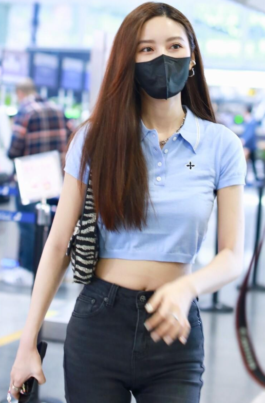 韩国女星吴优身穿蓝色Crop top+牛仔喇叭裤，尽显热辣身材