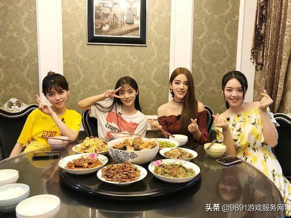 S11：LPL女解说余霜心态崩溃毫无食欲，吐槽冰岛的午饭难以下咽