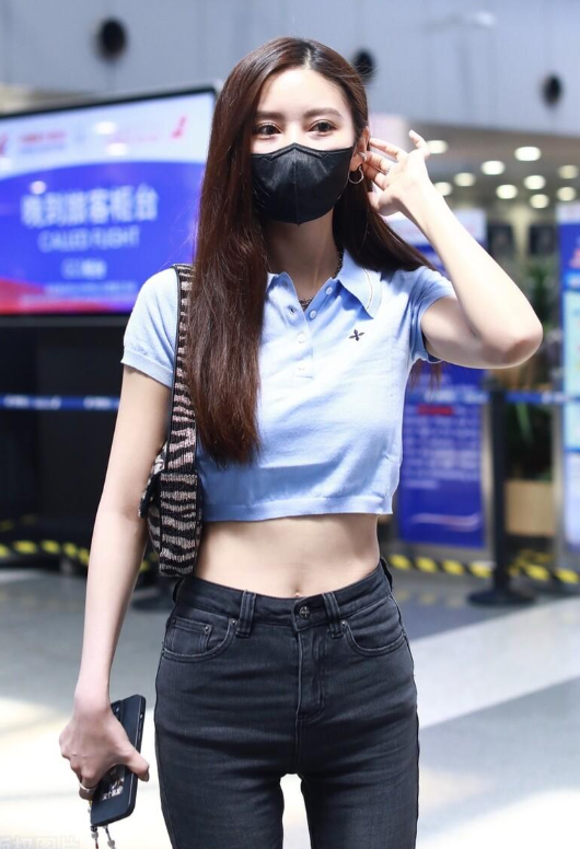 韩国女星吴优身穿蓝色Crop top+牛仔喇叭裤，尽显热辣身材