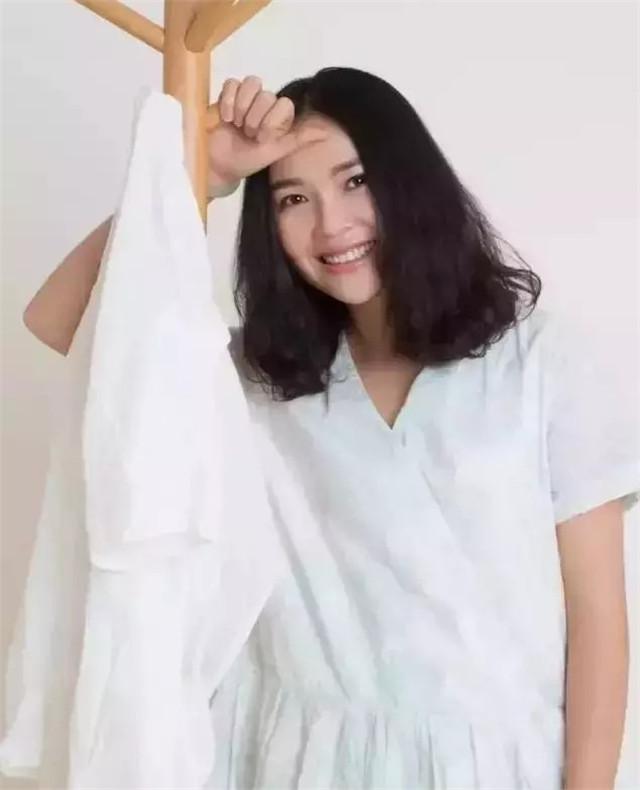 2008年，那个红着眼圈播报汶川新闻的女主播，如今怎么样了