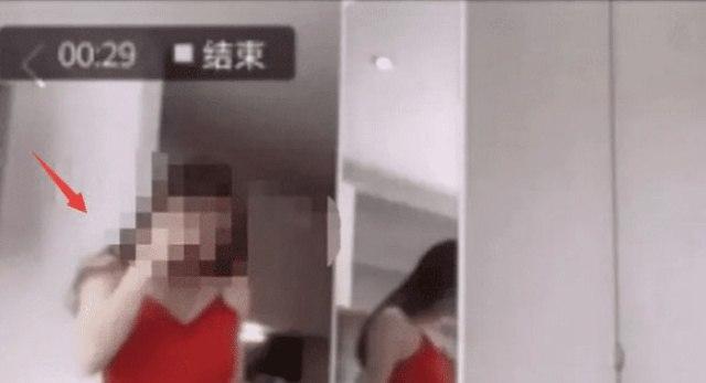 漂亮的女主播换衣服忘关摄像头走光，以后小心点吧