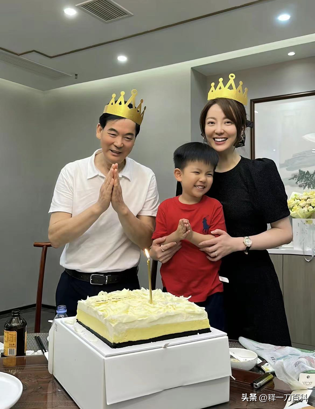 女主播余声疑已离过婚，过完生日孤单一人抚养孩子，被曝性骚扰