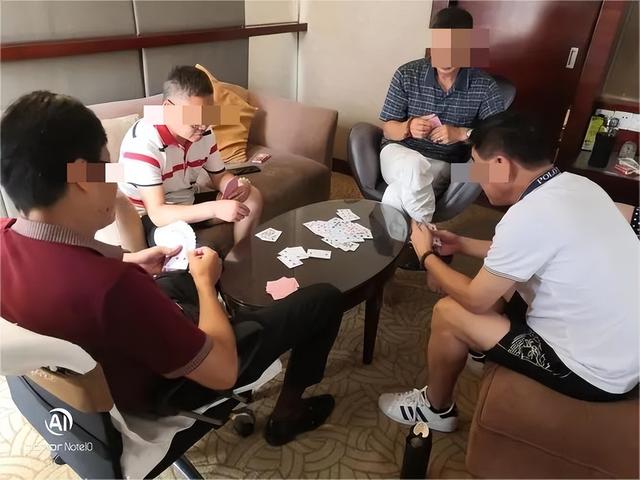 4男对战一女！男子合伙约女主播开房，一人掏250元！