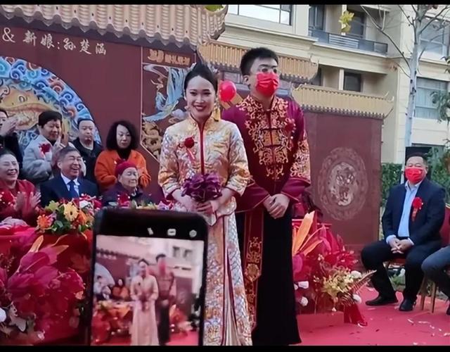 YOYO大婚，董宇辉随大礼，七七送祝福，新郎一个吻暴露家庭地位