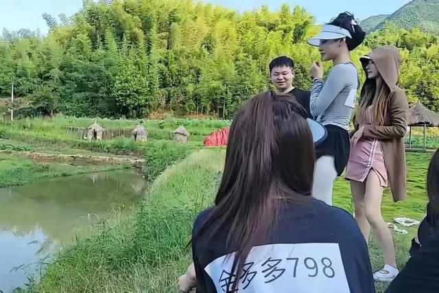 童锦程携二十名美女主播开启向往的生活带妹旅行，效果简直拉满