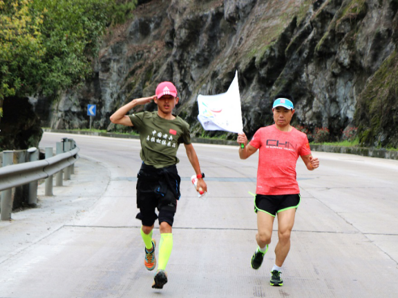 “六环哥”阿堇海岛夜跑刷9小时 与杜蕾斯一起见证