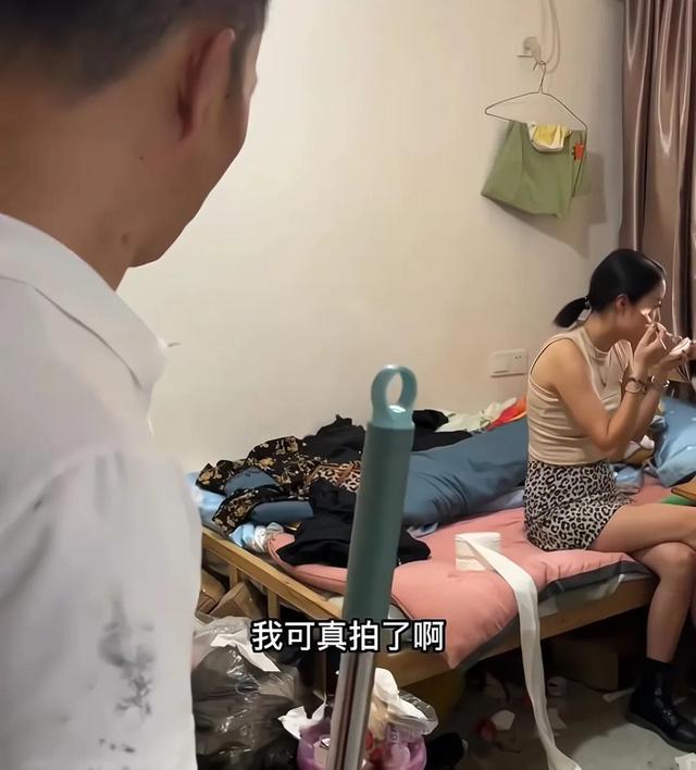 女主播的住处如狗窝，凌晨3点还不消停，用过的纸巾扔了一地