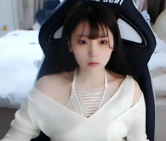 可惜了！一手绝活扎克吸粉无数的女主播突然停播：以后再不打LOL