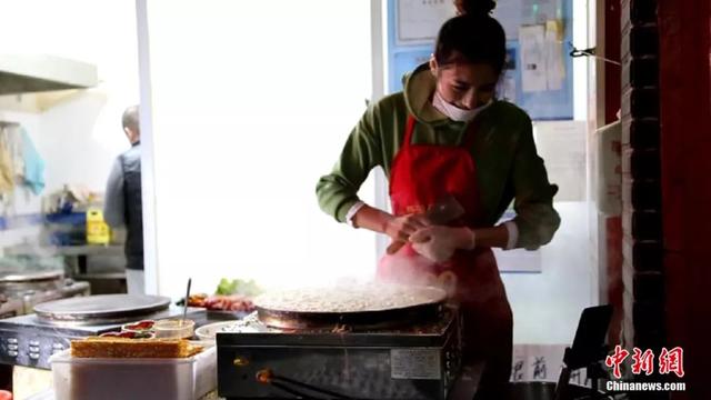 网友都叫她“煎饼西施”，她却只想做“煎饼女侠”