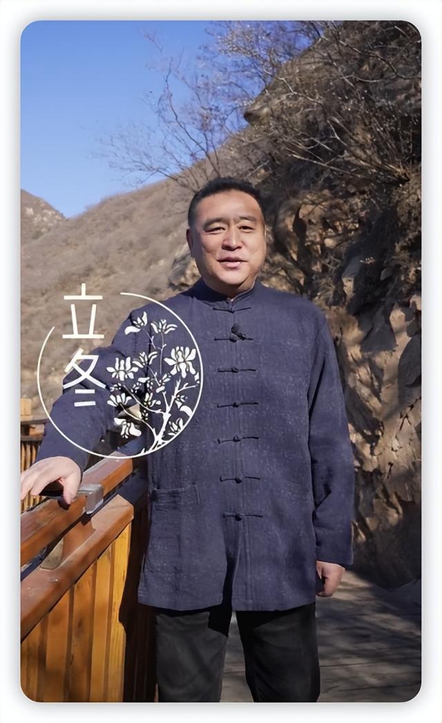 前央视主播张宏民爬长城，穿皮衣肚腩明显，说话中气十足不似61岁