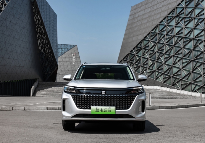 中型SUV、是插混、还不足10万，蓝电E5让吉利博越L怎么“活”