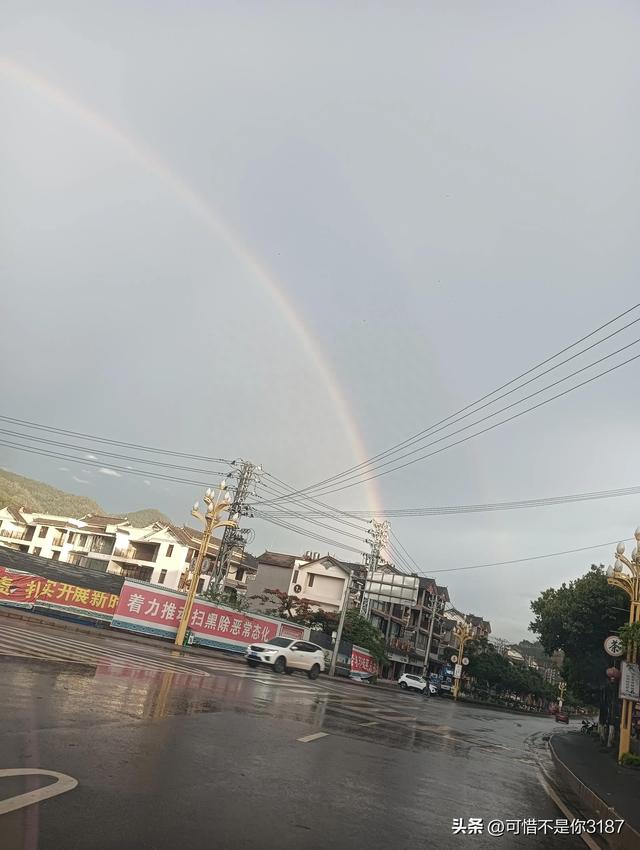 雨后的彩虹像彩带像颜料